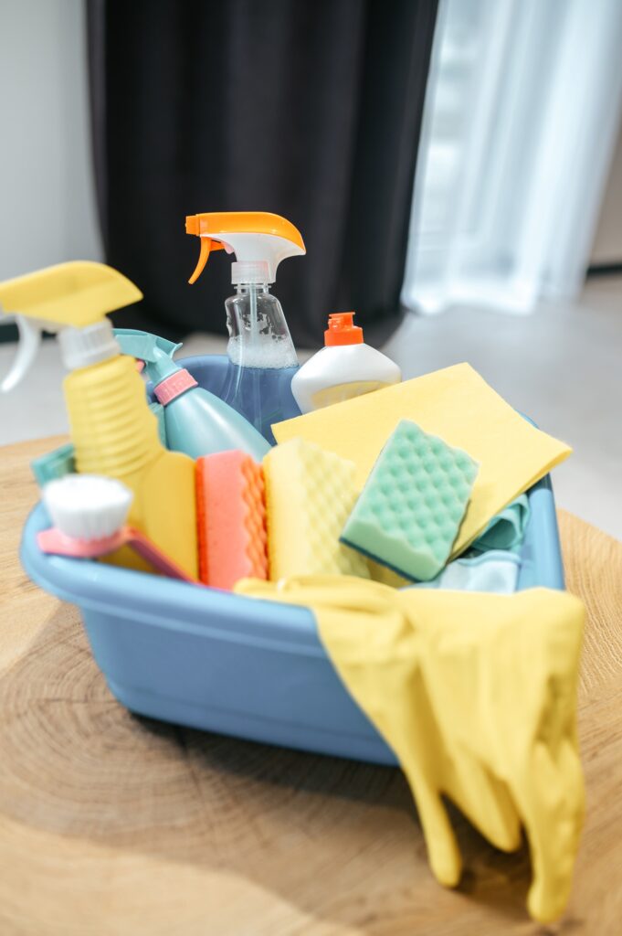 Close up picture of cleaning stuff in a box